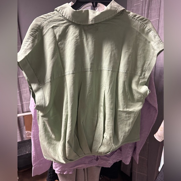 KUT from Kloth Gaia Pleat Hem Short Sleeve Button-up Top In Olive Size MD Rt $79 - Picture 2 of 4